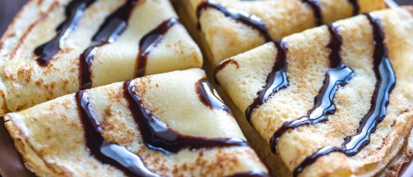Low carb pannenkoeken met chocoladesaus en poedersuiker